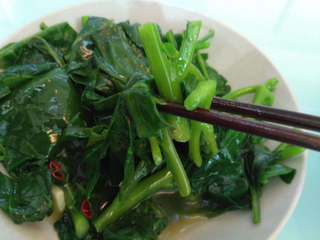 蚕菜（ツルムラサキ）という野菜を炒めて食べてみた。健康に非常に良いらしい: 深セン・香港の観光旅行生活情報局